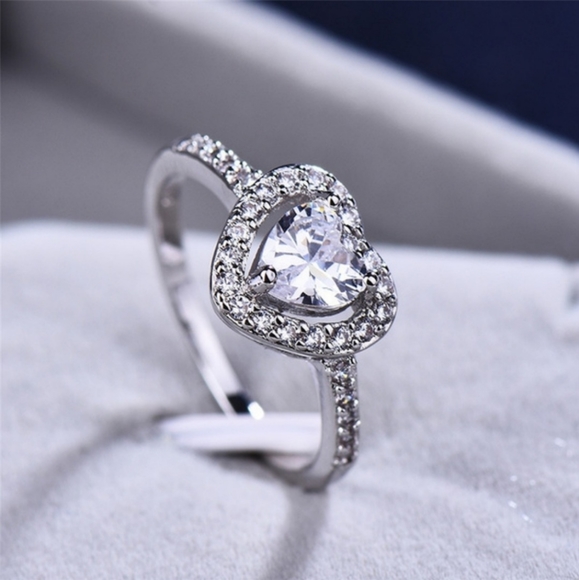 DAZZLING 18K WHITE GOLD PLATED HEART WHITE TOPAZ 2.5CT CZ ENGAGEMENT RING | 8 - Picture 12 of 13